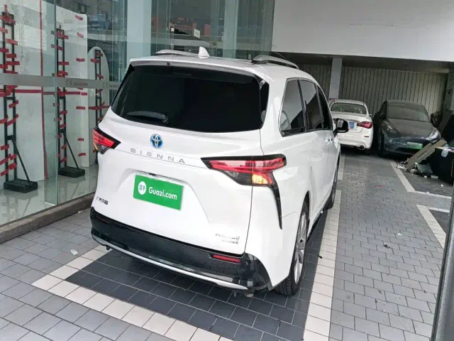 Toyota Sienna — Фото автомобиля 4
