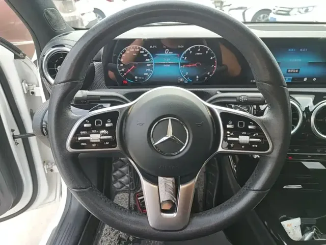Mercedes-Benz Mercedes-Benz A-Class 2022 A 180 L Sport Sedan — Фото автомобиля 6