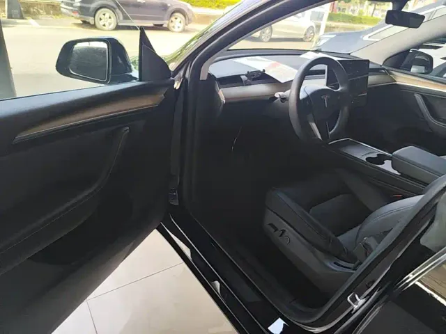 Tesla Model Y — Фото автомобиля 15