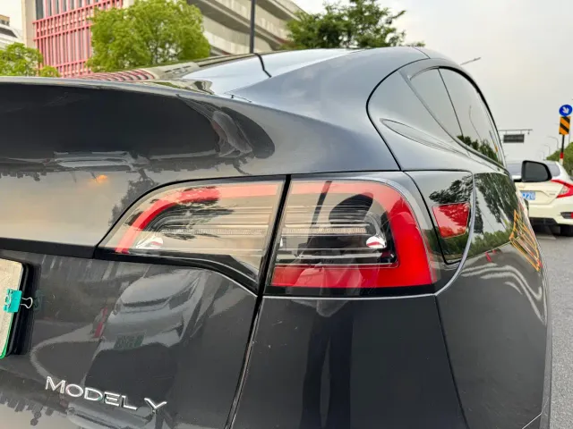 Tesla Model Y — Фото автомобиля 22