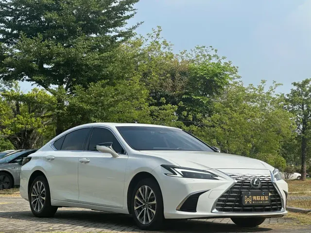 Lexus ES — Фото автомобиля 3
