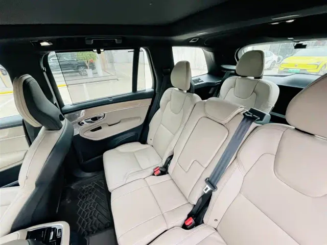 Volvo XC90 — Фото автомобиля 10