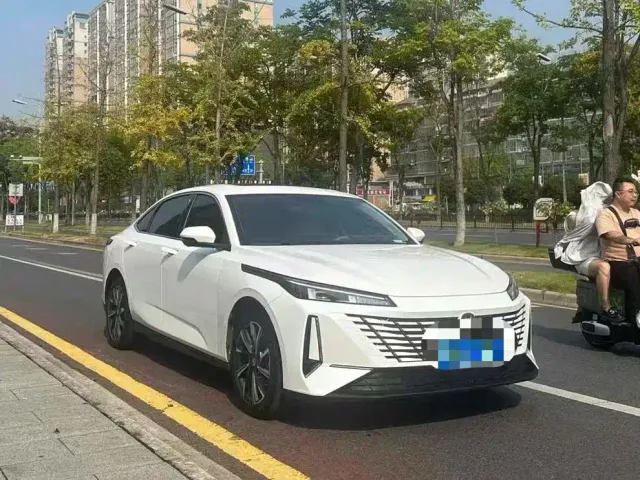 Changan Eado — Фото автомобиля 3
