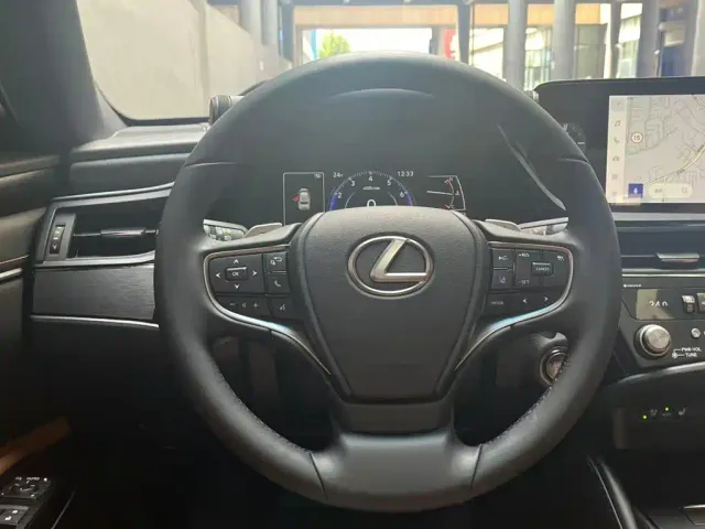 Lexus ES — Фото автомобиля 14