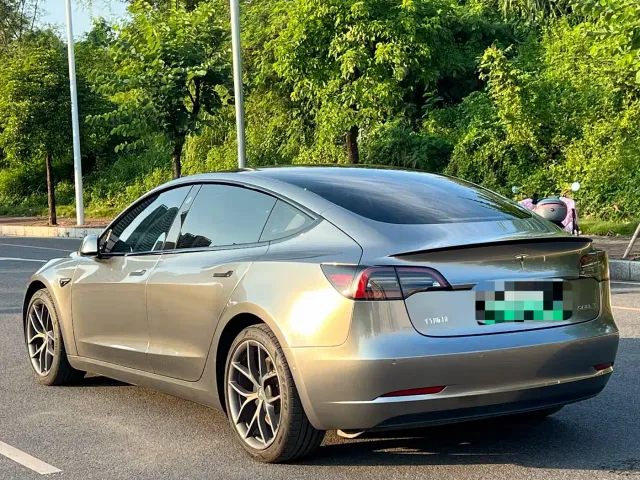 Tesla Model 3 — Фото автомобиля 12