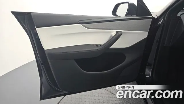Tesla Model Y — Фото автомобиля 13