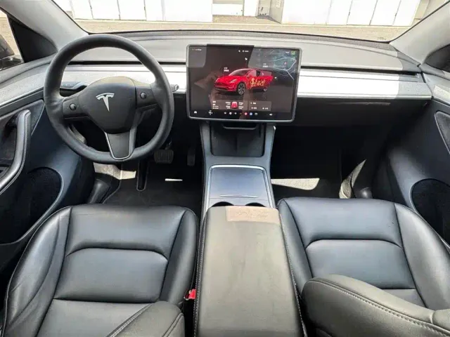 Tesla Model Y — Фото автомобиля 3