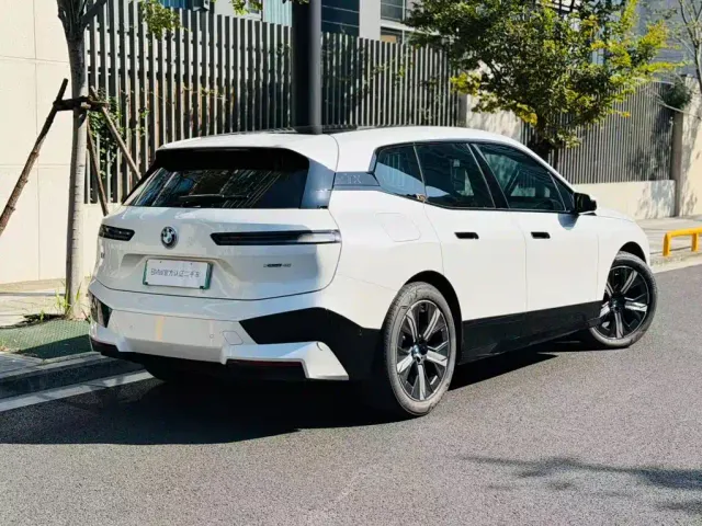 BMW iX — Фото автомобиля 3