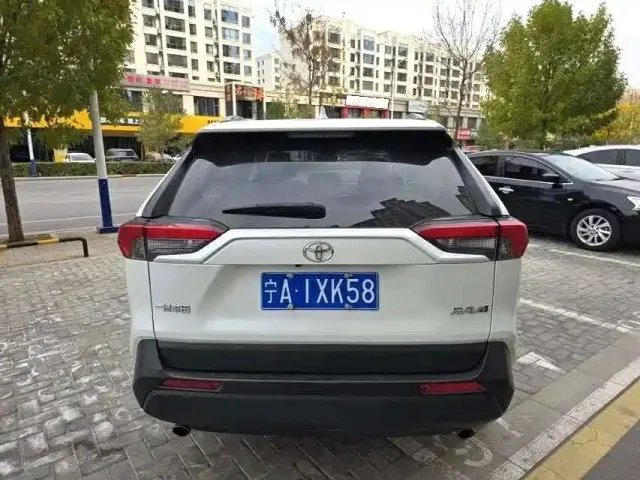 Toyota RAV4 — Фото автомобиля 8