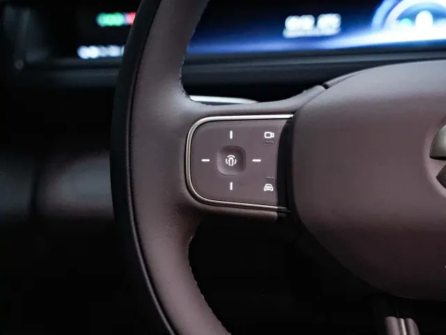Nio ES8 — Фото автомобиля 24