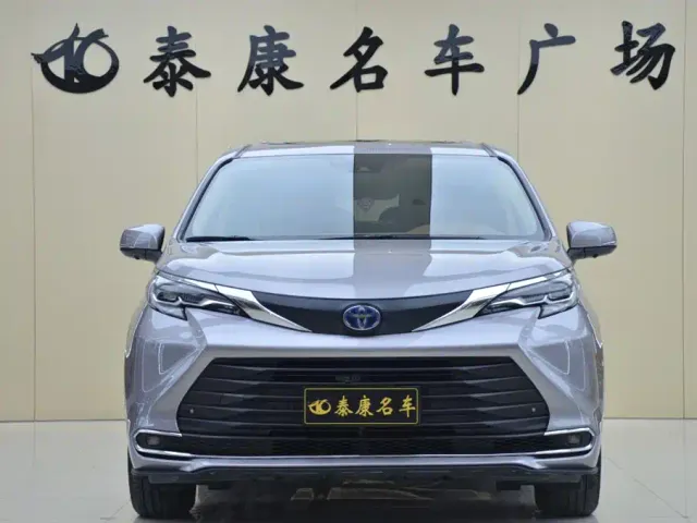 Toyota Sienna — Фото автомобиля 2