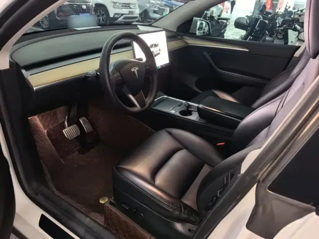 Tesla Model Y — Фото автомобиля 14