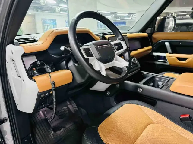 Land Rover Defender — Фото автомобиля 7