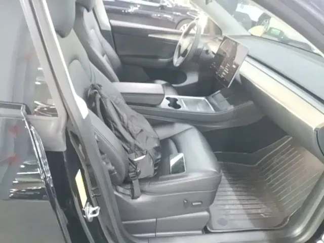 Tesla Model Y — Фото автомобиля 24