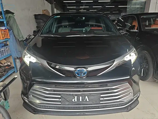Toyota Sienna — Фото автомобиля 2