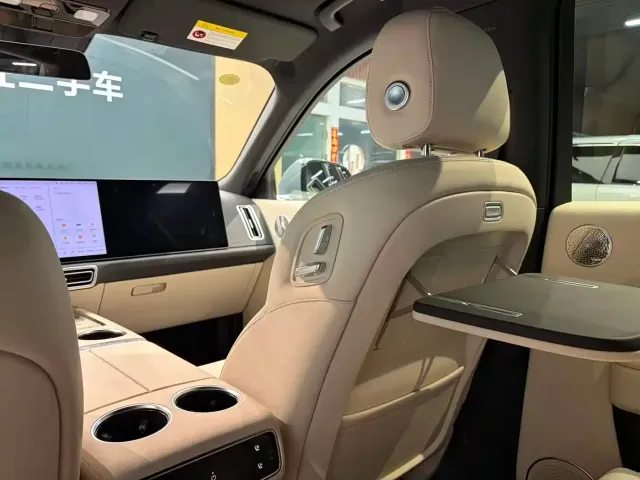Li Auto L8 — Фото автомобиля 16
