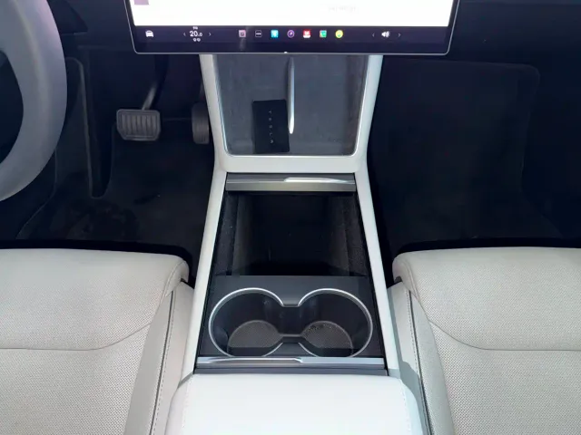 Tesla Model Y L — Фото автомобиля 12