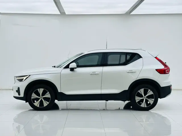 Volvo XC40 — Фото автомобиля 4