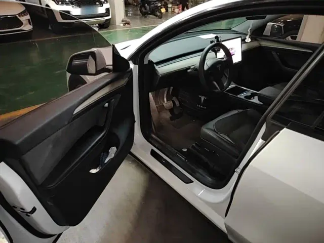 Tesla Model Y — Фото автомобиля 15