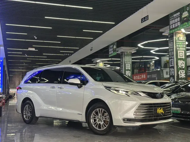 Toyota Sienna — Фото автомобиля 3