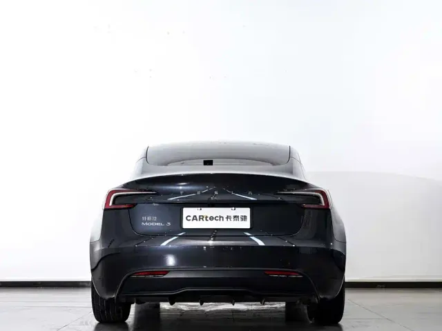 Tesla Model 3 — Фото автомобиля 7
