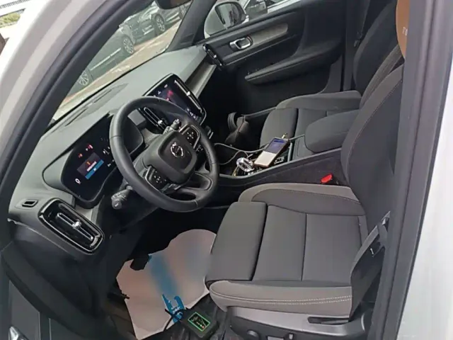 Volvo XC40 — Фото автомобиля 14