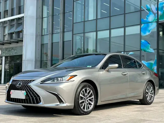 Фотография автомобиля — Lexus ES