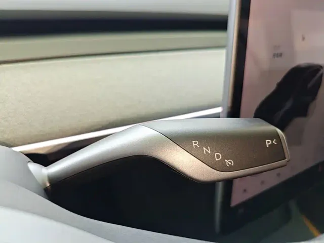 Tesla Model Y — Фото автомобиля 13
