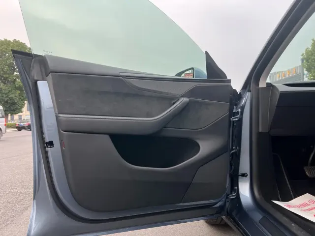 Tesla Model Y — Фото автомобиля 9