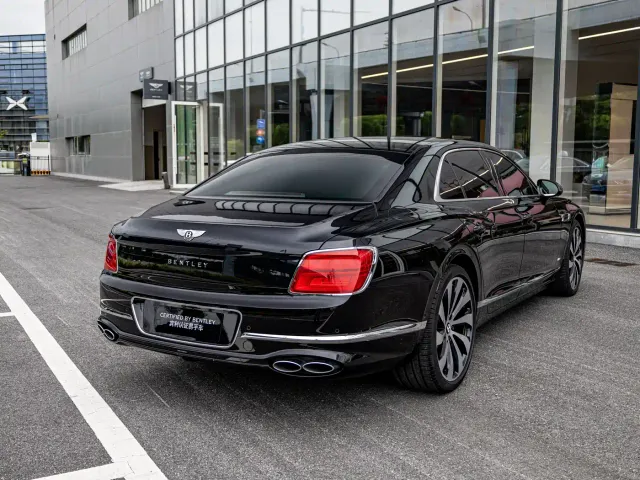Bentley Flying Spur — Фото автомобиля 14