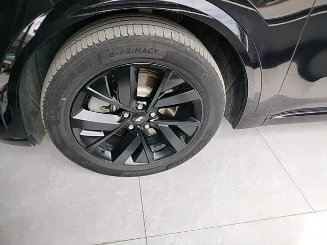 Li Auto L8 — Фото автомобиля 22
