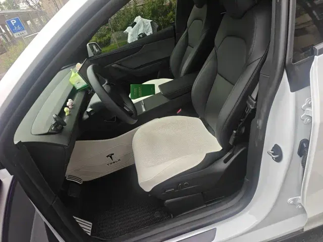 Tesla Model Y — Фото автомобиля 11