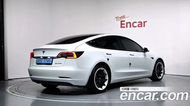 Tesla Model 3 — Фото автомобиля 2