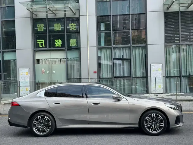 BMW 5 Series — Фото автомобиля 4