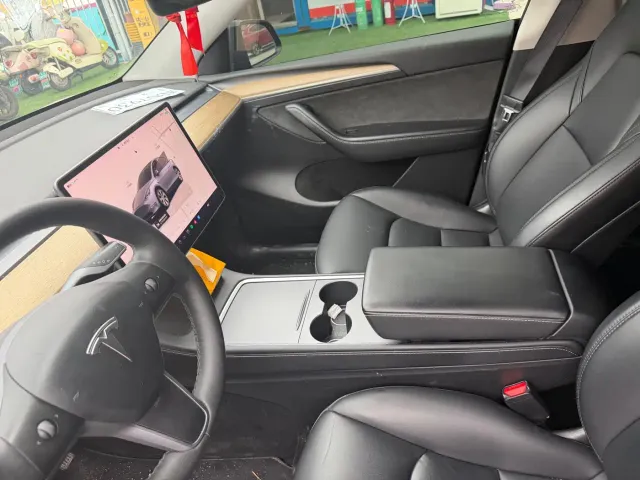 Tesla Model Y — Фото автомобиля 6