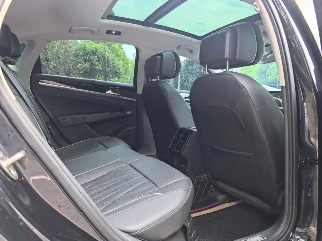 Volkswagen Passat — Фото автомобиля 15