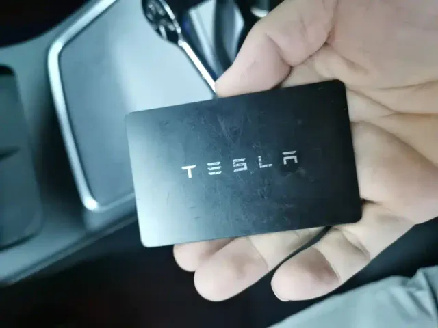 Tesla Model Y — Фото автомобиля 8
