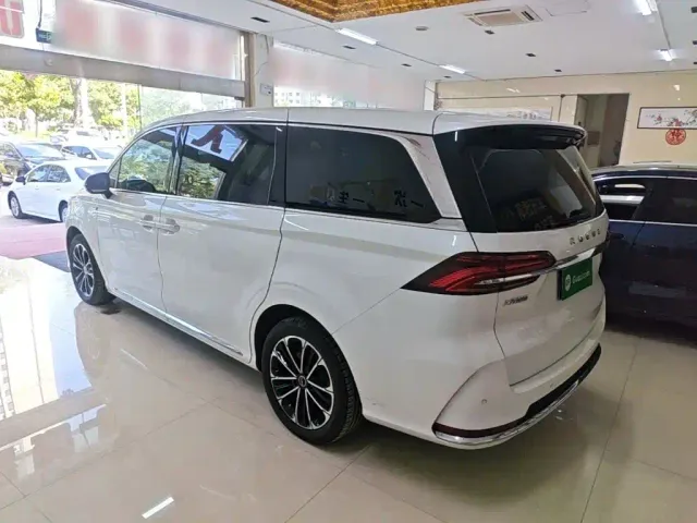Roewe iMAX8 — Фото автомобиля 4