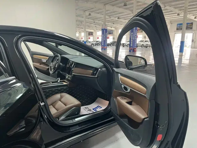 Volvo S90 — Фото автомобиля 11