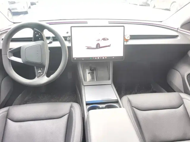 Tesla Model 3 — Фото автомобиля 12