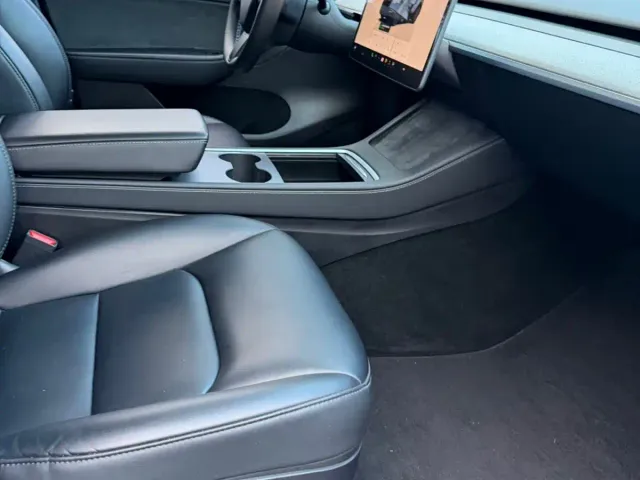 Tesla Model Y — Фото автомобиля 12