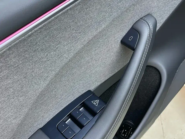 Tesla Model 3 — Фото автомобиля 12