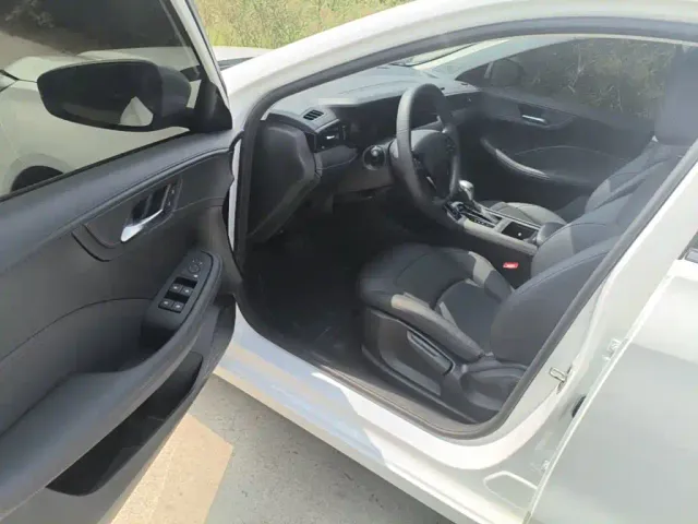 Roewe Roewe i5 2023 1.5L CVT Luxury Edition — Фото автомобиля 15