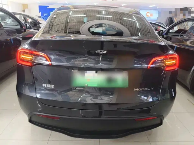 Tesla Model Y — Фото автомобиля 5