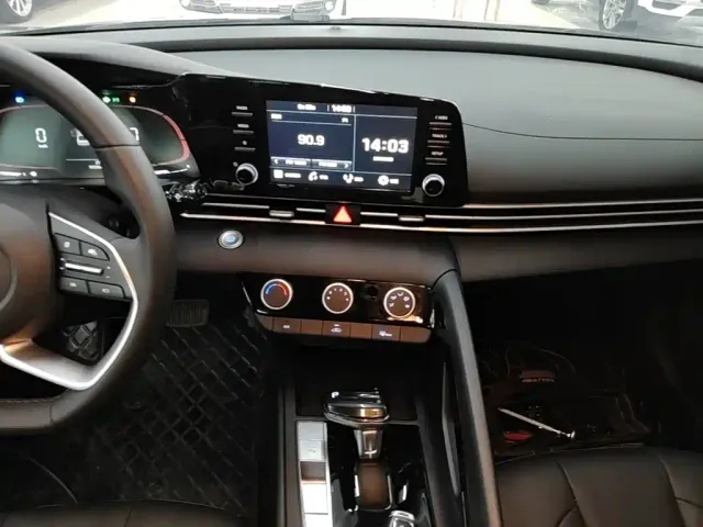 Hyundai Elantra — Фото автомобиля 12