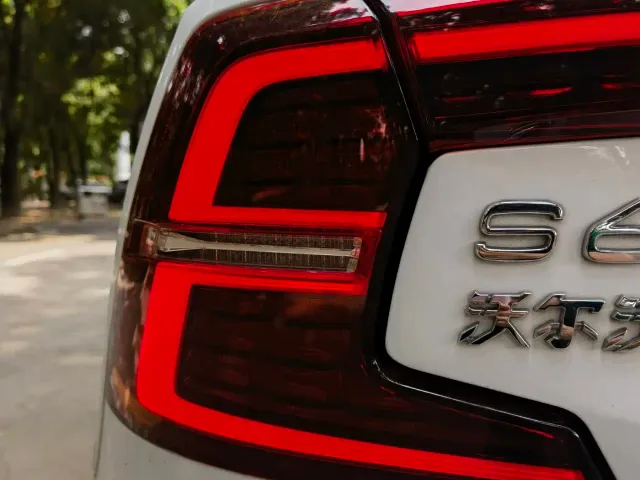 Volvo S60 Plug-in Hybrid — Фото автомобиля 13