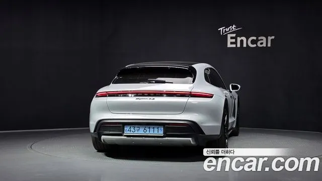 Porsche Taycan — Фото автомобиля 4