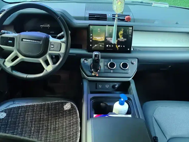 Land Rover Defender — Фото автомобиля 12