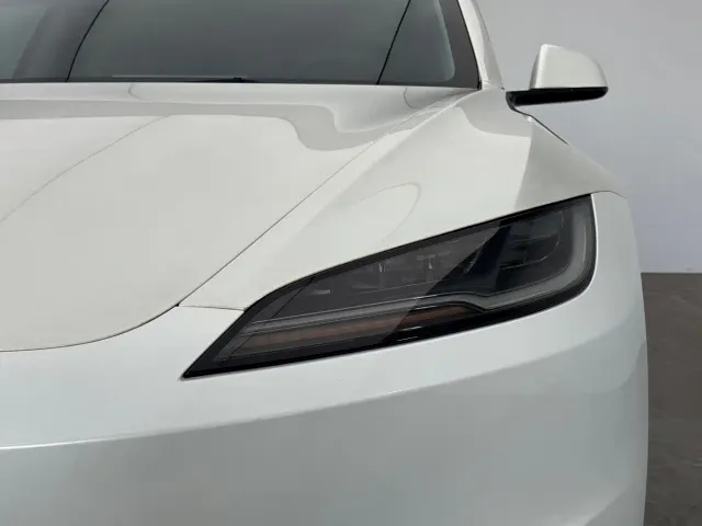 Tesla Model 3 — Фото автомобиля 11