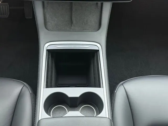 Tesla Model Y — Фото автомобиля 12